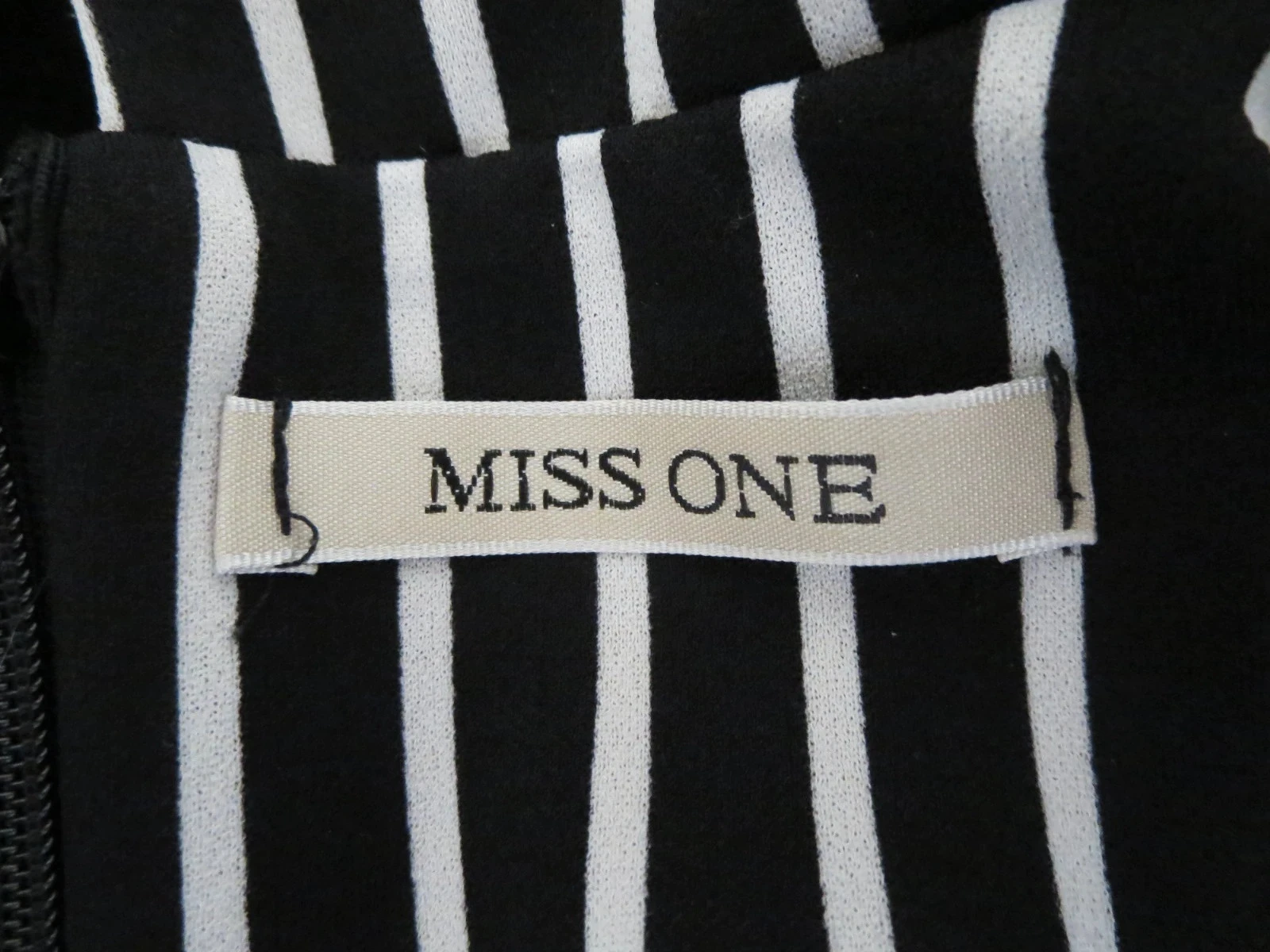Superbe combinaison pantalon chic rayée noir et blanc – Miss One T. 34/36 – photo 3